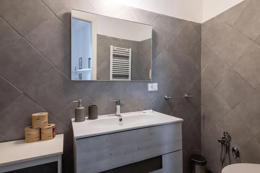 Urent - Colosseum Charming Apartment Rome 0*,